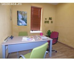 Local en esquina completamente reformado de 120 m2 distribuidos en varias estancias, en una calle mu