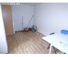 Local en esquina completamente reformado de 120 m2 distribuidos en varias estancias, en una calle mu