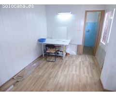 Local en esquina completamente reformado de 120 m2 distribuidos en varias estancias, en una calle mu