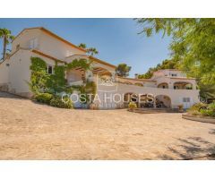 EXCLUSIVA FINCA MEDITERRÁNEA frente al Mar en Javea · COSTA BLANCA | 5.977m2 · 3 Casas · 20m del Mar