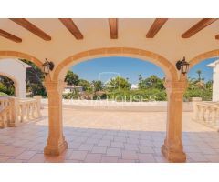 EXCLUSIVA FINCA MEDITERRÁNEA frente al Mar en Javea · COSTA BLANCA | 5.977m2 · 3 Casas · 20m del Mar
