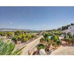 VILLA BREEZE - EXCLUSIVA VILLA CON VISTAS INCOMPARABLES AL MONTGO Y AL MAR EN JAVEA