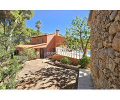 CHALET CON AMPLIA PARCELA Y A SOLO 750M DEL MAR EN MORAIRA, ALICANTE COSTA