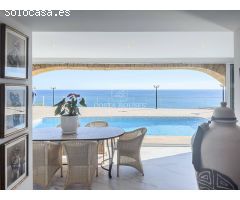 VILLA FUSTERA EN VENTA - LUJO CON VISTAS FRONTALES AL MAR EN BENISSA, ALICANTE