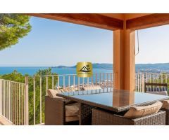 VILLA CLAVEL CON 7 DORMITORIOS Y VISTAS AL MAR EN LA PRESTIGIOSA ZONA DE LA CORONA, JÁVEA