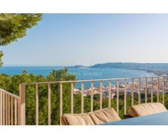 VILLA CLAVEL CON 7 DORMITORIOS Y VISTAS AL MAR EN LA PRESTIGIOSA ZONA DE LA CORONA, JÁVEA