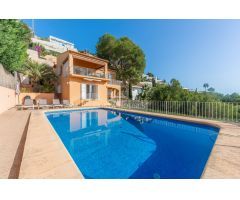 VILLA CLAVEL CON 7 DORMITORIOS Y VISTAS AL MAR EN LA PRESTIGIOSA ZONA DE LA CORONA, JÁVEA
