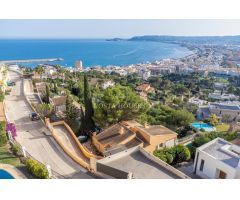 VILLA CLAVEL CON 7 DORMITORIOS Y VISTAS AL MAR EN LA PRESTIGIOSA ZONA DE LA CORONA, JÁVEA