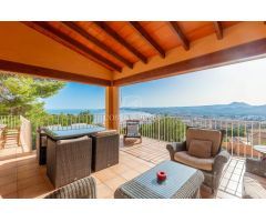 VILLA CLAVEL CON 7 DORMITORIOS Y VISTAS AL MAR EN LA PRESTIGIOSA ZONA DE LA CORONA, JÁVEA
