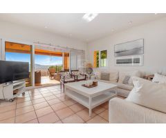 VILLA CLAVEL CON 7 DORMITORIOS Y VISTAS AL MAR EN LA PRESTIGIOSA ZONA DE LA CORONA, JÁVEA