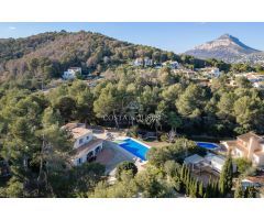 VILLA ADSUBIA JAVEA - EXCLUSIVA CON AMPLIA PARCELA, VISTAS A LA NATURALEZA Y CASA PARA INVITADOS