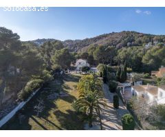 VILLA ADSUBIA JAVEA - EXCLUSIVA CON AMPLIA PARCELA, VISTAS A LA NATURALEZA Y CASA PARA INVITADOS