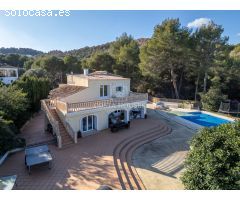 VILLA ADSUBIA JAVEA - EXCLUSIVA CON AMPLIA PARCELA, VISTAS A LA NATURALEZA Y CASA PARA INVITADOS