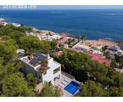 VILLA IBIZENCA DE LUJO CON VISTAS AL MAR EN VENTA EN DENIA, LAS ROTAS
