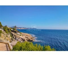 PROPIEDAD EN PRIMERA LINEA EN BENISSA, CON VISTAS AL MAR Y ACCESO PRIVADO AL PASEO ECOLÓGICO