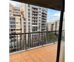 Amplia oficina exterior con vistas a avenidas