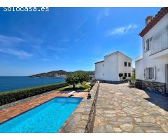 Despierta en el paraíso ¡TuChalet soñado con piscina y vistas panorámicas al Mediterráneo te espera!