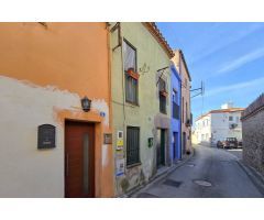 Encantadora Casa Aparejada en el Núcleo Urbano de Sant Pere Pescador.