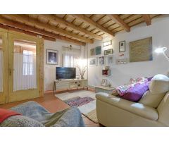 Encantadora Casa Aparejada en el Núcleo Urbano de Sant Pere Pescador.