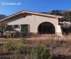 Chalet esquinero 20 x 30 de fachada, todo en una planta, comedor con chimenea, 3 dorm., 2 baños, coc