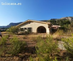 Chalet esquinero 20 x 30 de fachada, todo en una planta, comedor con chimenea, 3 dorm., 2 baños, coc