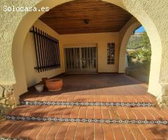 Chalet esquinero 20 x 30 de fachada, todo en una planta, comedor con chimenea, 3 dorm., 2 baños, coc