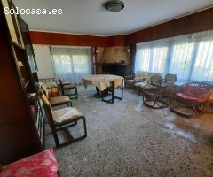 Chalet esquinero 20 x 30 de fachada, todo en una planta, comedor con chimenea, 3 dorm., 2 baños, coc