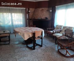 Chalet esquinero 20 x 30 de fachada, todo en una planta, comedor con chimenea, 3 dorm., 2 baños, coc