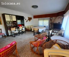Chalet esquinero 20 x 30 de fachada, todo en una planta, comedor con chimenea, 3 dorm., 2 baños, coc