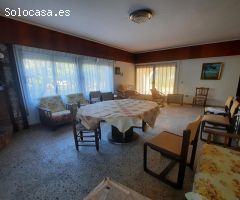 Chalet esquinero 20 x 30 de fachada, todo en una planta, comedor con chimenea, 3 dorm., 2 baños, coc