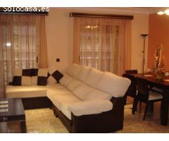 Adosado grande en el centro, gran terraza, 2 balcones, cochera cerrada, comedor, cocina, 4 dorm,