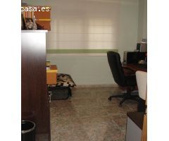 Adosado grande en el centro, gran terraza, 2 balcones, cochera cerrada, comedor, cocina, 4 dorm,