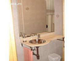 Adosado grande en el centro, gran terraza, 2 balcones, cochera cerrada, comedor, cocina, 4 dorm,