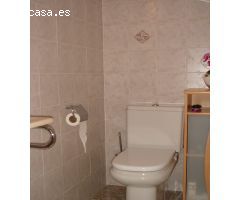 Adosado grande en el centro, gran terraza, 2 balcones, cochera cerrada, comedor, cocina, 4 dorm,