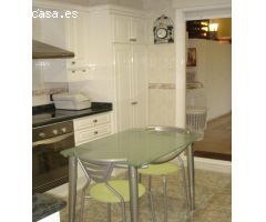 Adosado grande en el centro, gran terraza, 2 balcones, cochera cerrada, comedor, cocina, 4 dorm,