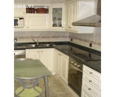 Adosado grande en el centro, gran terraza, 2 balcones, cochera cerrada, comedor, cocina, 4 dorm,