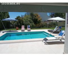 IMPRESIONANTE CHALET CON PISCINA A 2KM DE LA PLAYA LA BARROSA