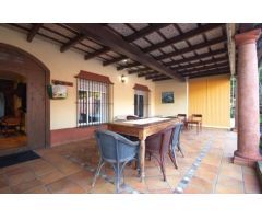 IMPRESIONANTE CHALET CON PISCINA A 2KM DE LA PLAYA LA BARROSA