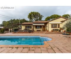 CASA CON PISCINA EN VACARISSAS