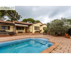 CASA CON PISCINA EN VACARISSAS