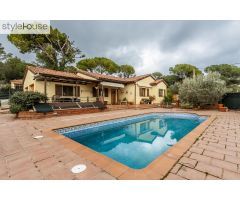 CASA CON PISCINA EN VACARISSAS