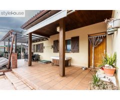CASA CON PISCINA EN VACARISSAS
