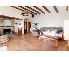 FANTÁSTICA CASA EN PLANTA DE ESTILO RÚSTICO CON AMPLIO JARDÍN!