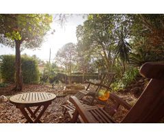 FANTÁSTICA CASA EN PLANTA DE ESTILO RÚSTICO CON AMPLIO JARDÍN!