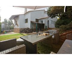FANTÁSTICA CASA EN PLANTA DE ESTILO RÚSTICO CON AMPLIO JARDÍN!