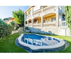 Chalet con piscina, ascensor y vistas a mar y montaña