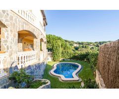 Chalet con piscina, ascensor y vistas a mar y montaña