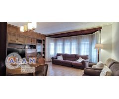 Edifidio con local y vivienda dúplex en carrer Església
