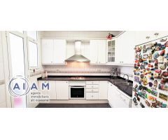Edifidio con local y vivienda dúplex en carrer Església