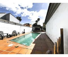 Casa independiente con jardín y piscina en Guadacorte